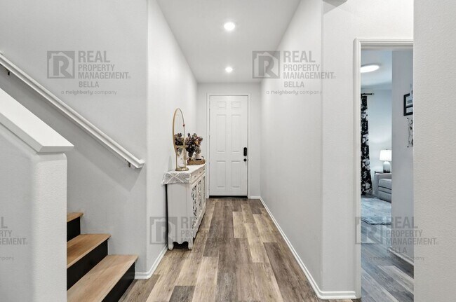 Building Photo - Beautiful 5-Bedroom Home in Audie Murphy R...