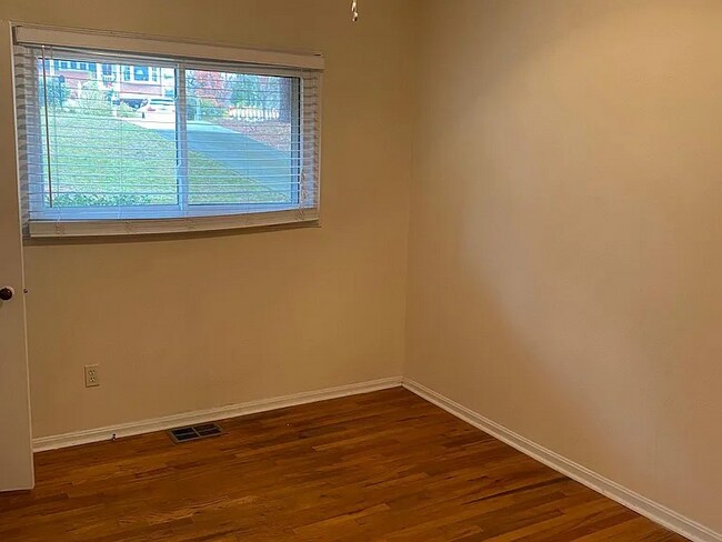 Building Photo - 1068 Palafox Dr NE