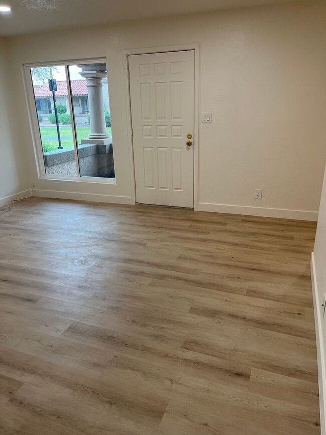 Foto del edificio - **STUNNING RENOVATED 2 BEDROOM/2 BATHROOM ...