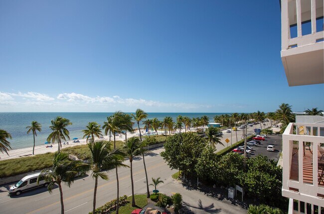 Foto del edificio - 2 Bedroom 1 Bathroom Furnished 5th Floor Direct Ocean View Condo: Available Now thru Nov 10th