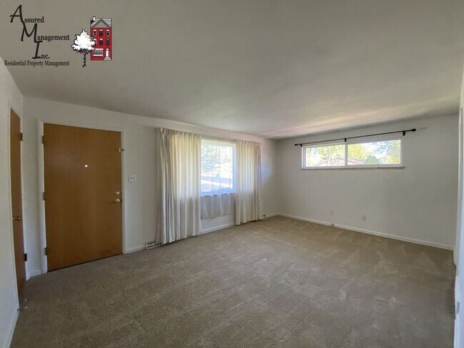 Foto del edificio - Duplex with finished basement!