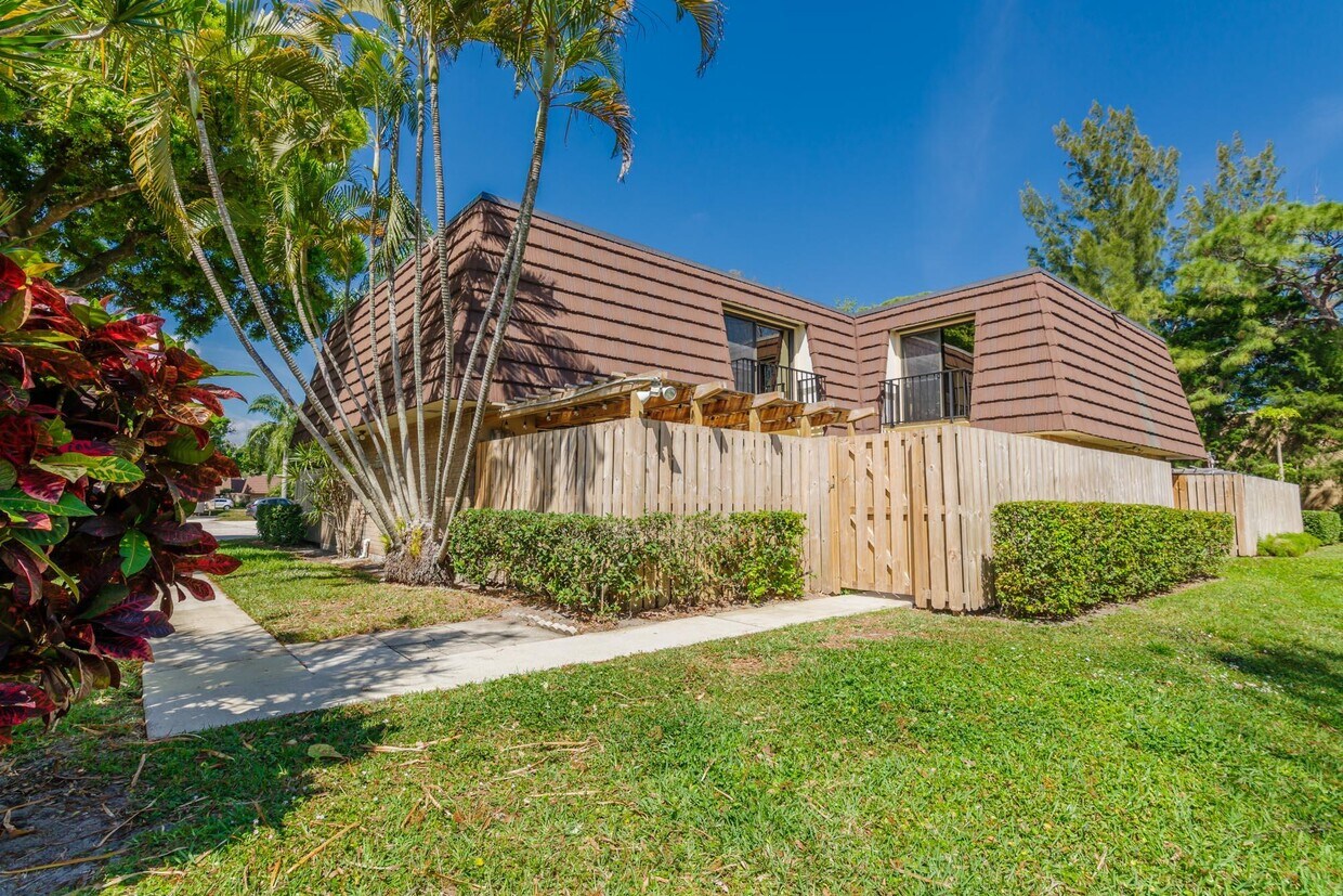 418 4th Ln, Palm Beach Gardens, FL 33418 Townhome Rentals in Palm