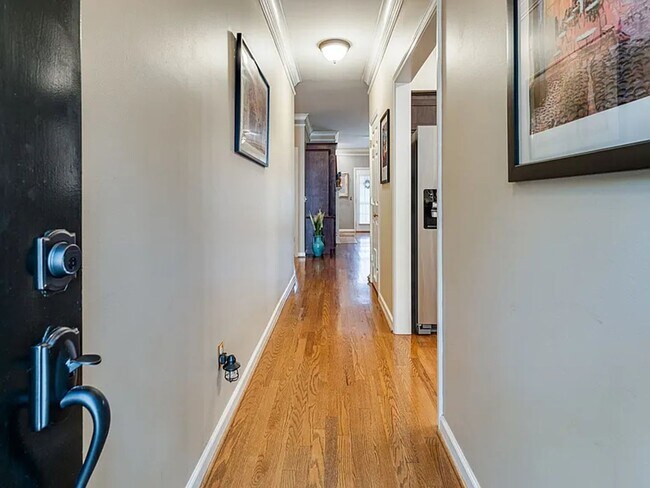Building Photo - 2BR Bellevue Townhome