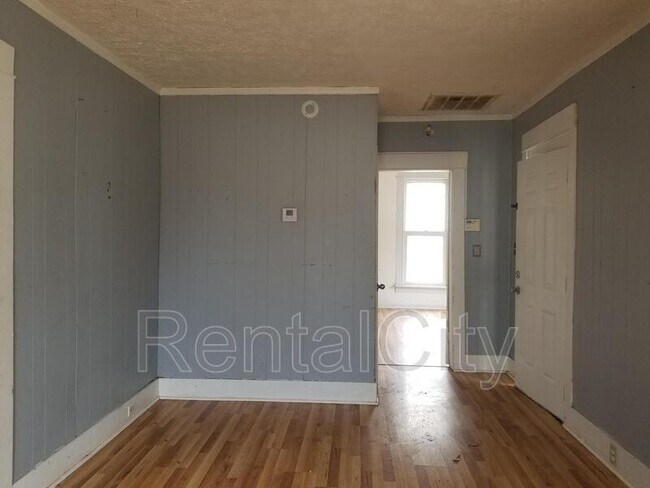 Building Photo - 246 Linden St