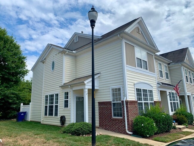 Building Photo - 2 Bed | 2.5 Bath End Unit Townhome in Rale...