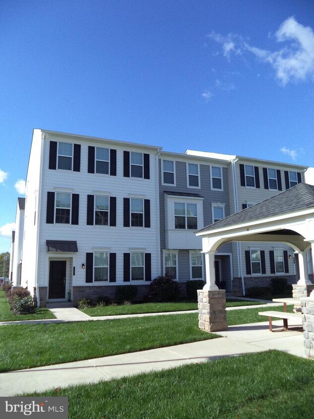 Primary Photo - 1 Jessop Ln
