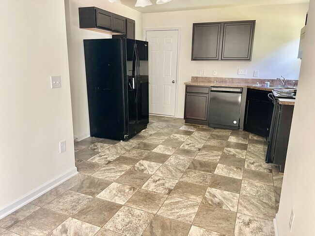 Foto del edificio - Available Now – Spacious 4BR Home on 1.5 Acres in Rural Hall!