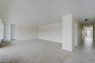 Building Photo - 2 Bratenahl Pl