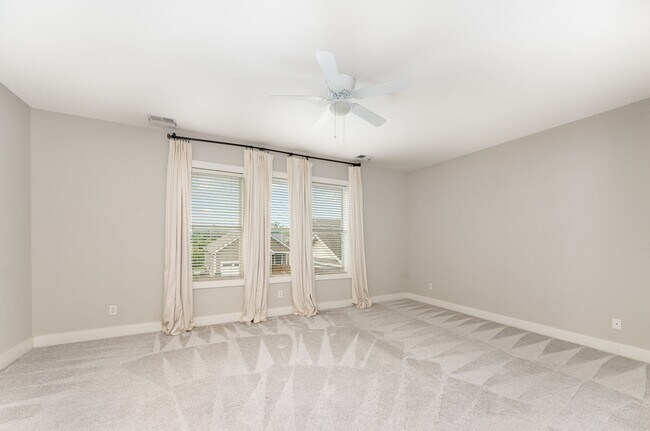 Foto del edificio - Spacious Townhome with Private Backyard in...