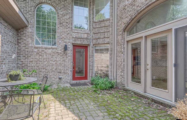 Foto del edificio - Fox Chapel Luxury Townhome, 4 Bedrooms, 3.5 Bathrooms, 3 Care Garage, Finished Basement.