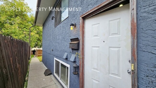 Photo du bâtiment - Modern 3 Beds, 1.5 Baths Main Floor/ Upper | No Pets Allowed
