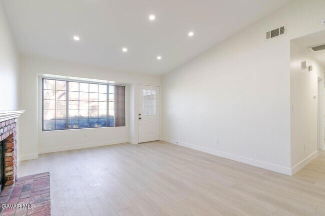 Foto del edificio - 514 E Ave J 9