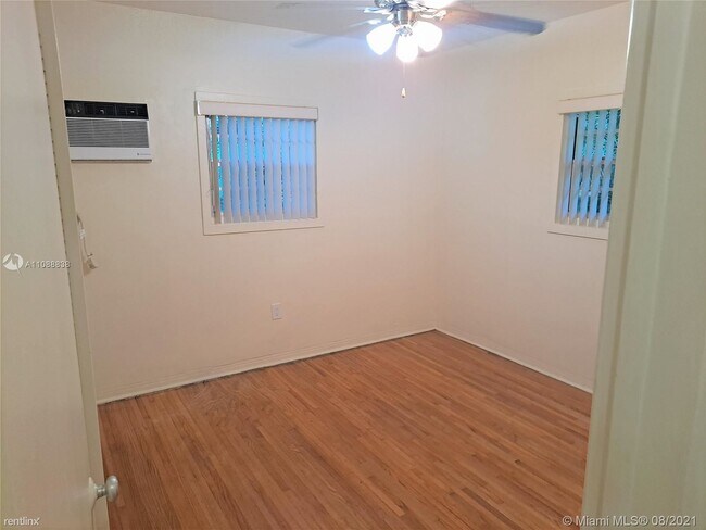 Building Photo - 2 br, 1 bath House - 11801 NE 11th Pl # A