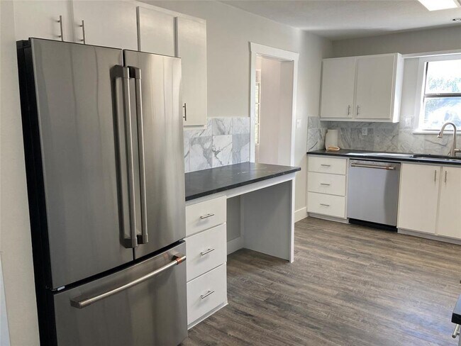 Foto del edificio - 7409 McGregor Ln