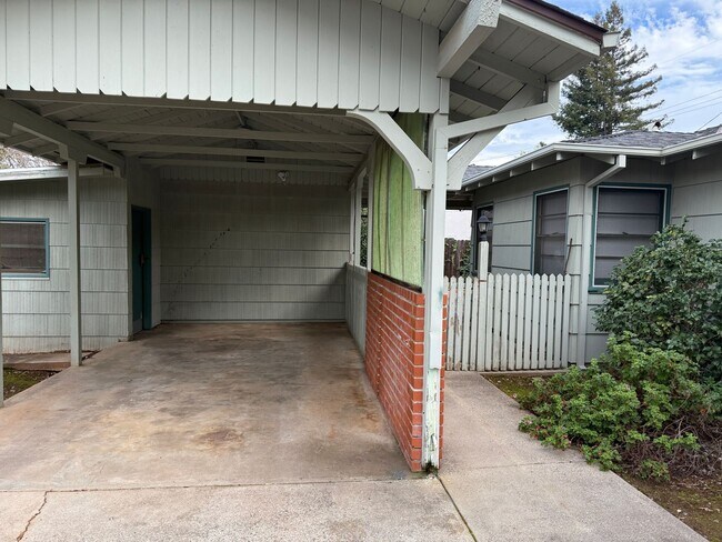 Building Photo - Charming 2-Bedroom Auburn Home with Beautiful Covered Patio!