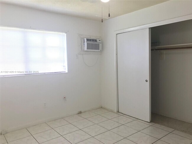 Foto del edificio - 2450 NE 188th St