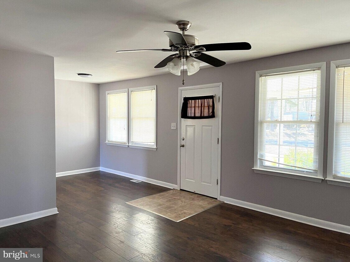 Primary Photo - 14 N Warwick Rd