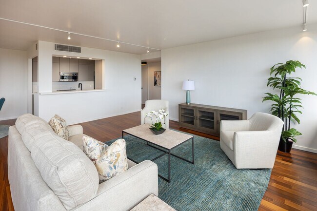 Foto del edificio - Regency at Kahala - Partially Furnished - 1 bedroom, 1 bathroom, 1 parking stall