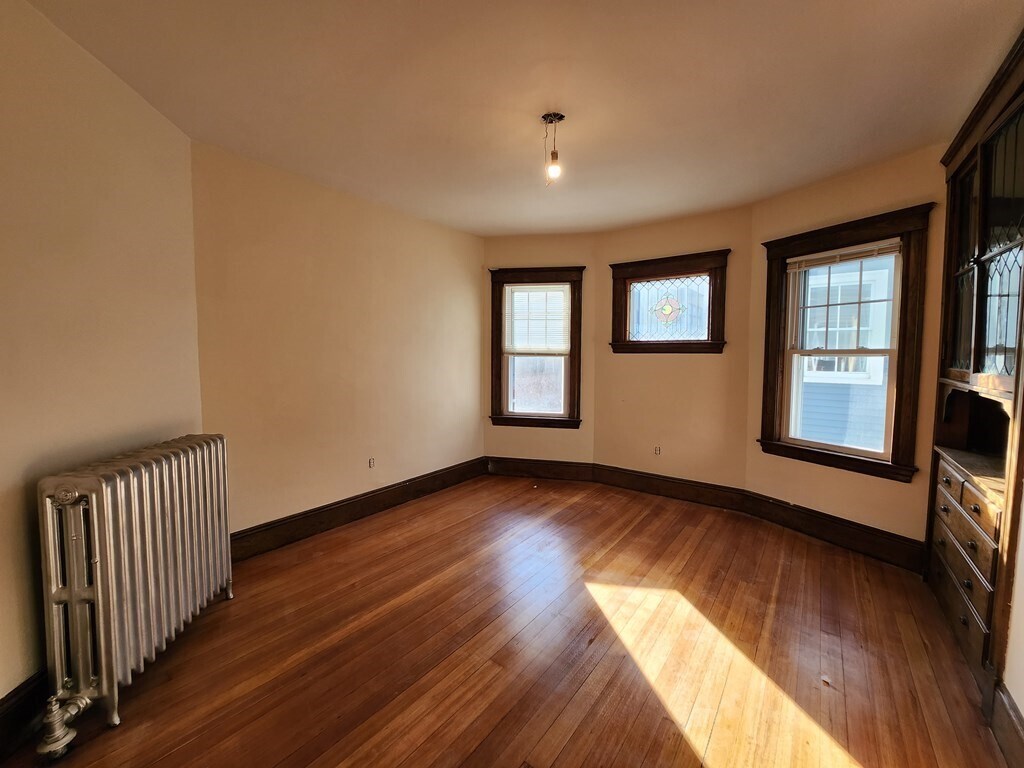 Primary Photo - 933 E Broadway
