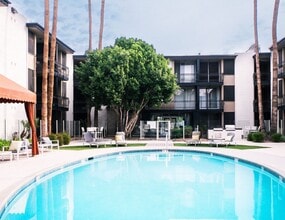 Building Photo - Melrose3130