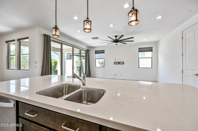 Foto del edificio - 17163 W Thousand Oaks St