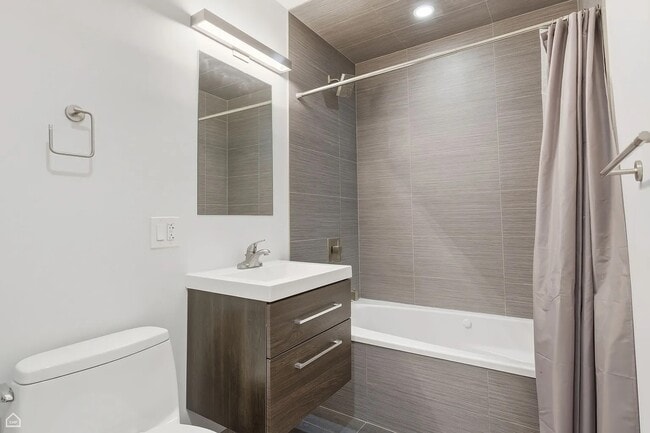 Building Photo - 2034 W Grand Ave