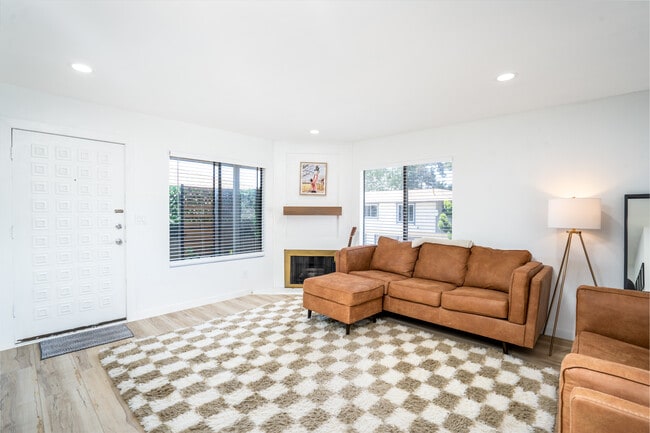 Building Photo - 3407 Del Este Way