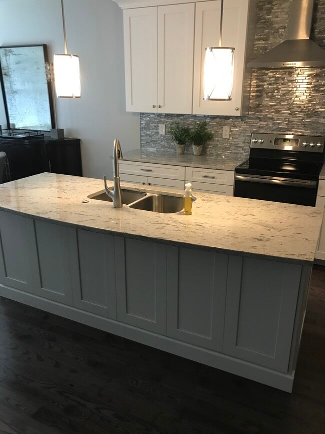 Building Photo - 512 47th St