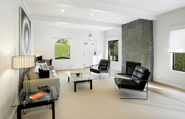 Foto del edificio - 823 N Harper Ave