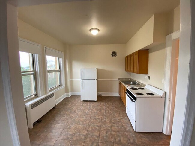 Foto del edificio - Corner Unit One Bedroom Apartment Availabl...