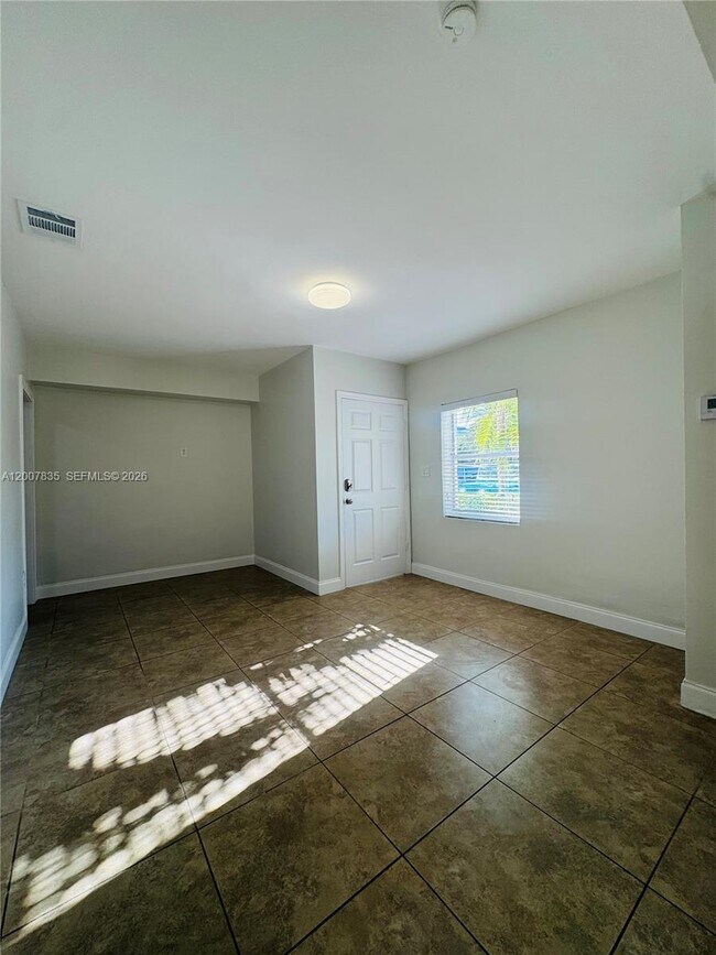 Building Photo - 2816 Pine Tree Dr