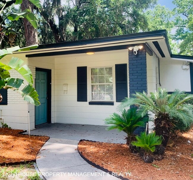 Building Photo - Cozy 3 Bed/1.5 Bath Home with Detached Gar...