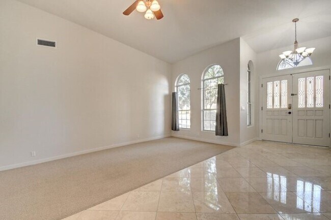 Foto del edificio - 5623 E Claire Dr
