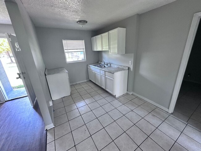 Building Photo - Roomy Home with Privacy, Outdoor Space & P...
