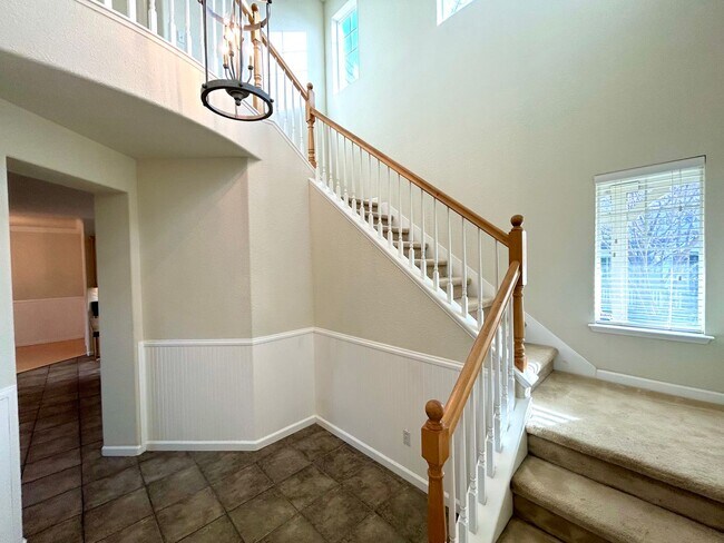 Building Photo - Beautiful 4 Bedroom, 3 Bath Mountain House...