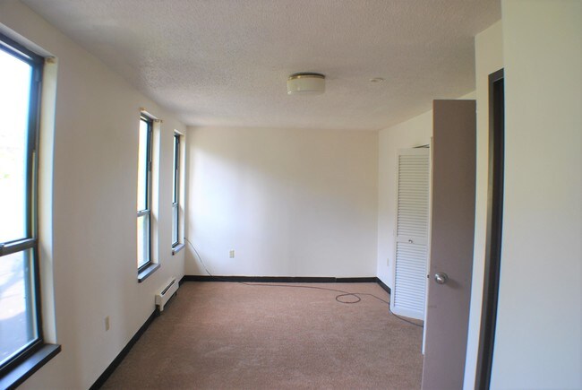 Building Photo - 318 Cedar St