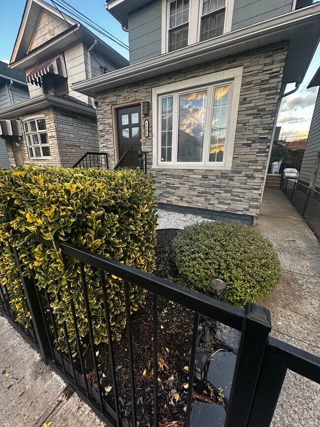 Foto del edificio - 1581 E 49th St