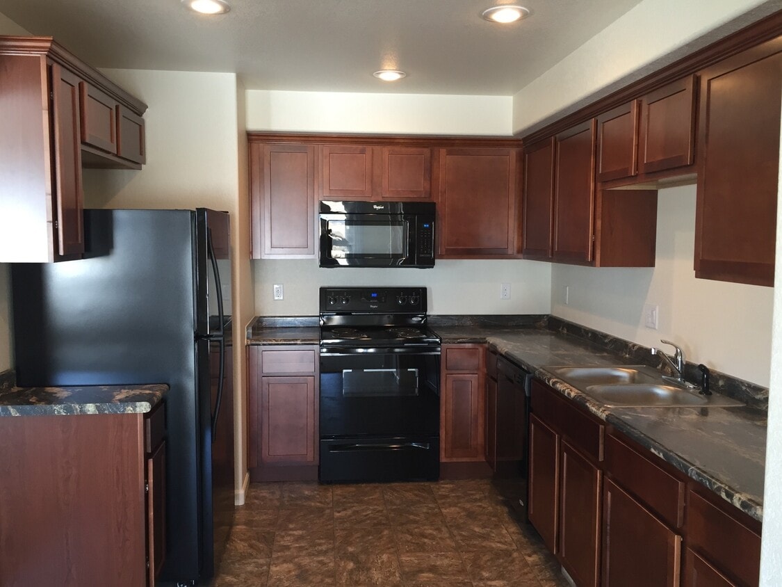 Primary Photo - 4 BEDROOM, 3.5 BATHROOM SADDLE RIDGE TOWNH...