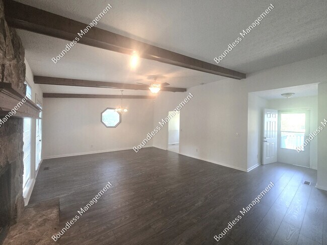 Foto del edificio - 3172 Carmel Dr