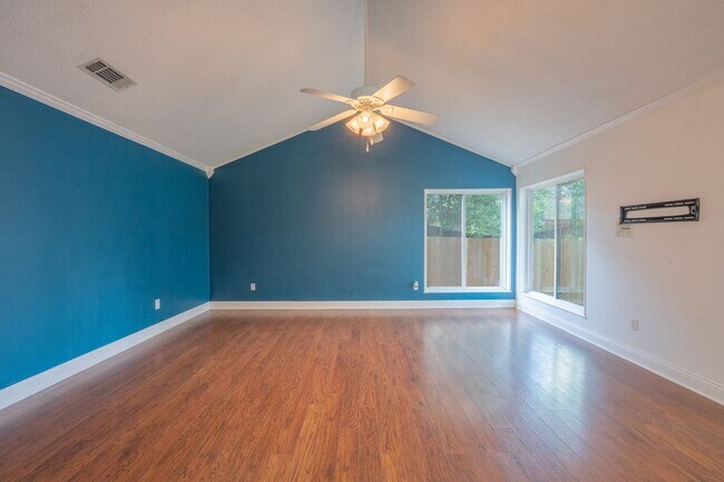 Building Photo - 501 Calhoun Dr