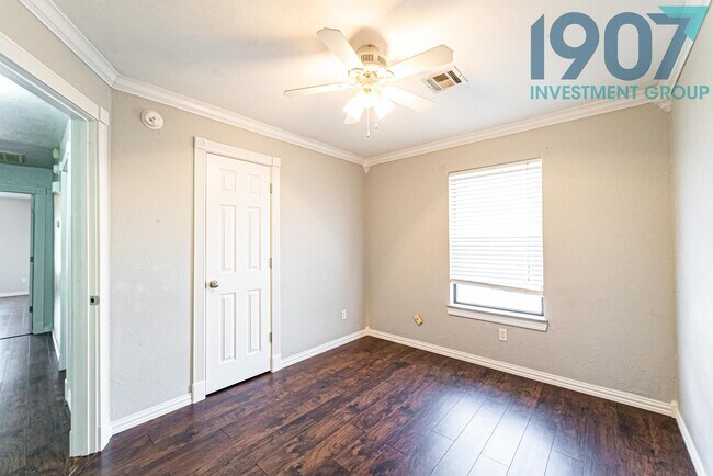 Photo - 1925 Bluegrass Ct House