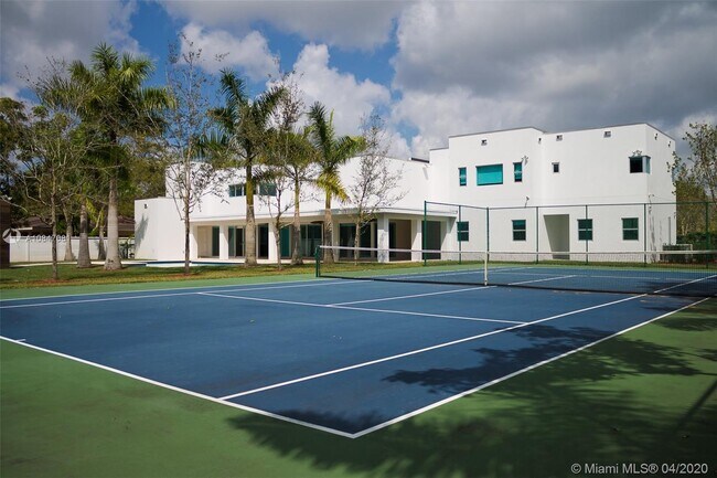 Building Photo - 6760 Chapman Field Dr