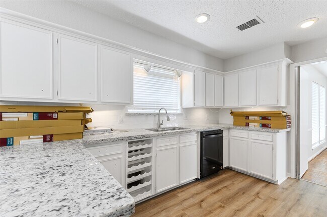Building Photo - 1022 Arrow Hill Rd