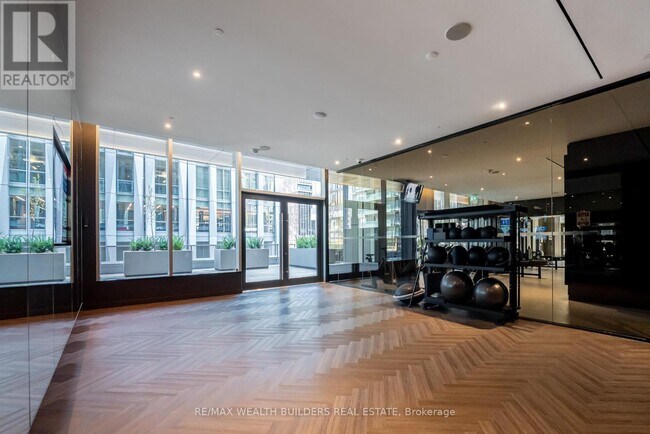 Photo du bâtiment - 11-2311 Yorkville Ave