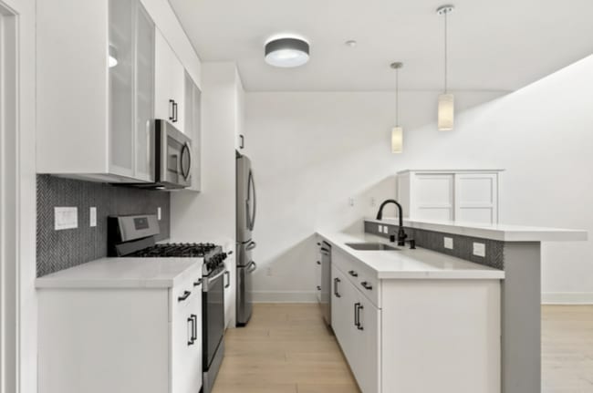 Building Photo - Charming 2-Bedroom Condo with Modern Comfo...