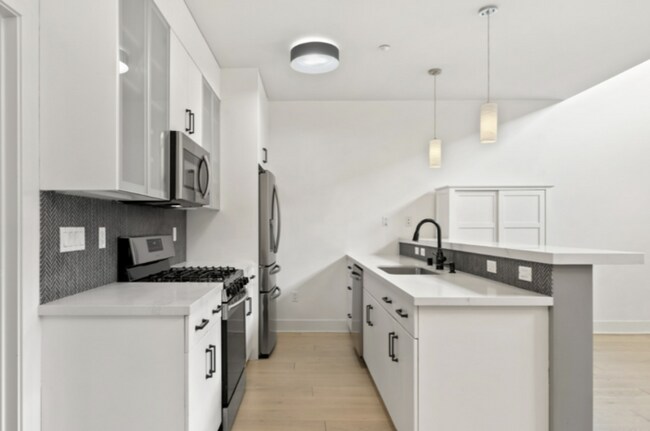 Foto del edificio - Charming 2-Bedroom Condo with Modern Comfo...