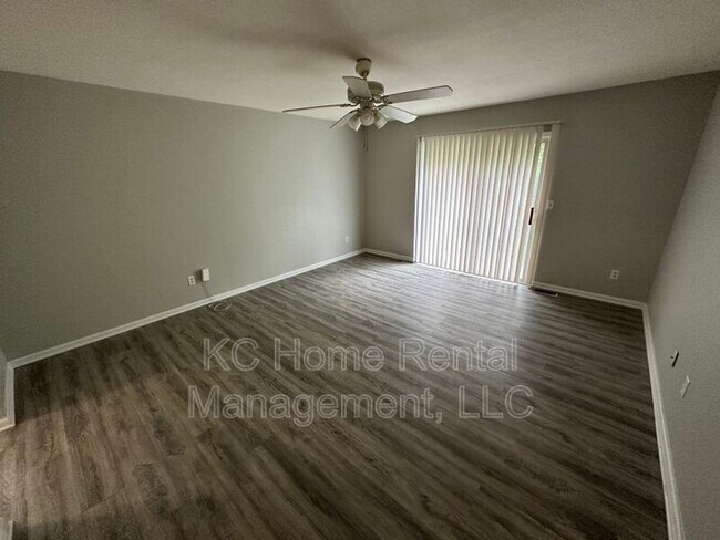 Foto del edificio - 8201 Woodson Dr
