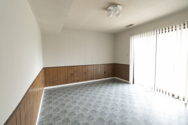 Foto del edificio - 3616-3618 Sugar Tree Lane
