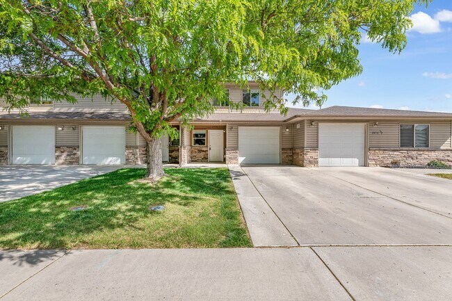 Building Photo - Spacious Multi-Level Townhome in Brookwillow
