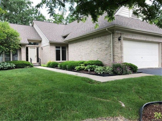 5273 Simpson Lake Rd West Bloomfield Township Mi 48323 Condo For Condos Michigan West Bloomfield 5273 Simpson Lake Rd Primary Photo
